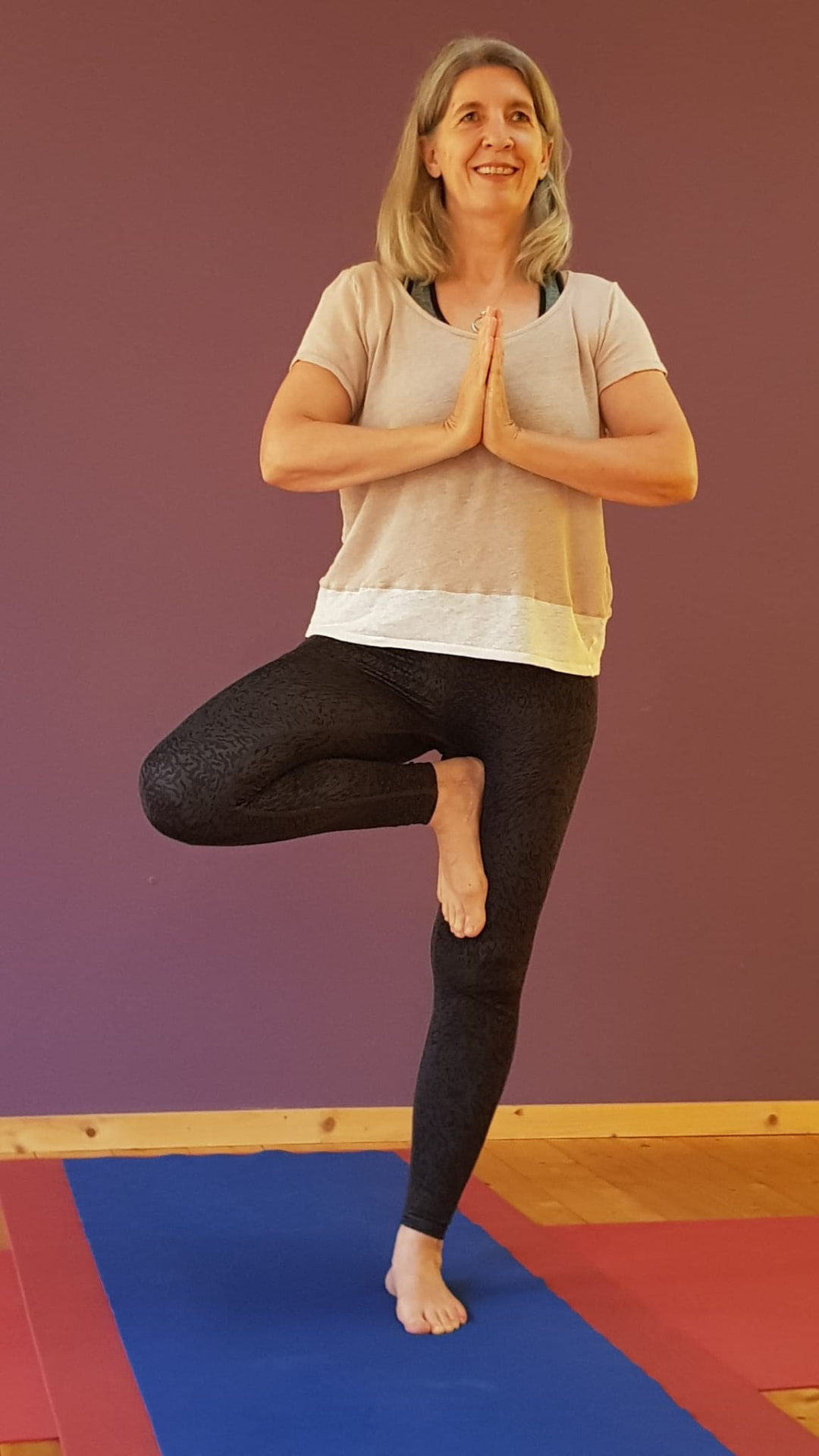 Sabine Langner im Baum, einer Yogahaltung im Stehen